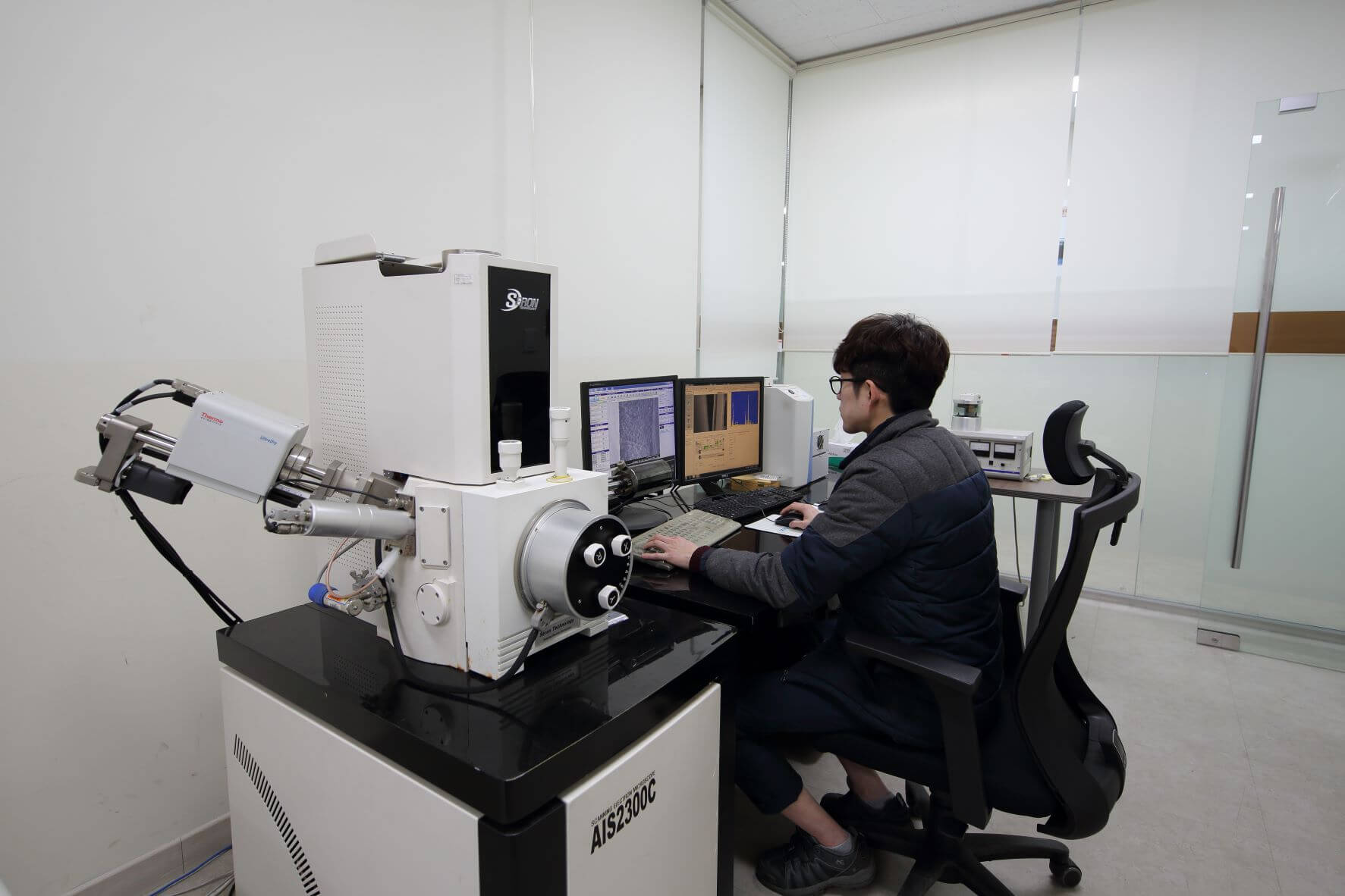 Image of KSM Employee at a Black Desk with Bellows Analysis Tool.  